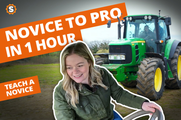 Einem Anfänger beibringen, wie man mit einem John Deere 6930 Traktor ankuppelt, zieht und belädt