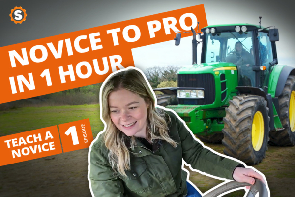 Einem Anfänger beibringen, wie man mit einem John Deere 6930 Traktor ankuppelt, zieht und belädt